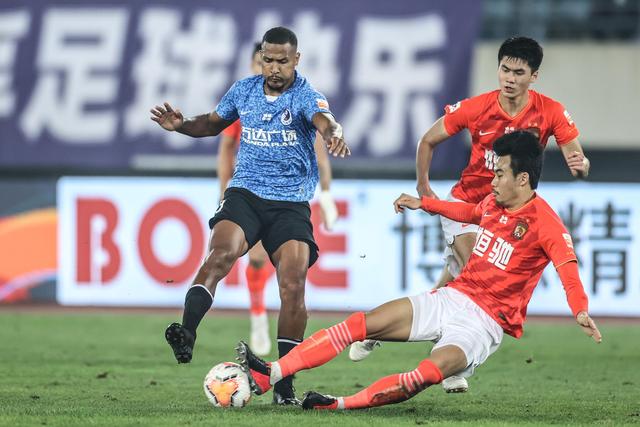 媒体人：北京次节领先11分后下麦基上周琦 攻防都下滑导致被扳平